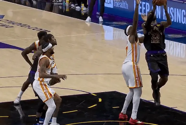 詹姆斯突破上篮时顶到膝盖，随后一瘸一拐跺跺脚继续打